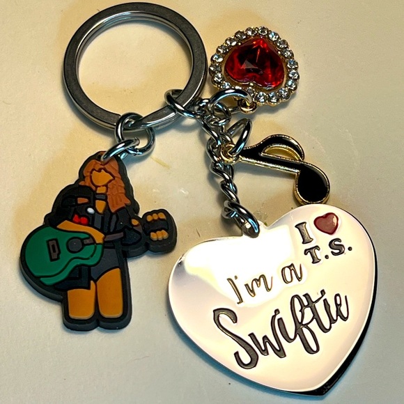 Taylor swift "I'm a Swiftie key chain" tswift Swiftie - Picture 2 of 5